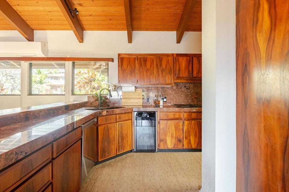 Kona Escape with Pool Expansive Lanai Stunning Sunset Views Villa in Holualoa