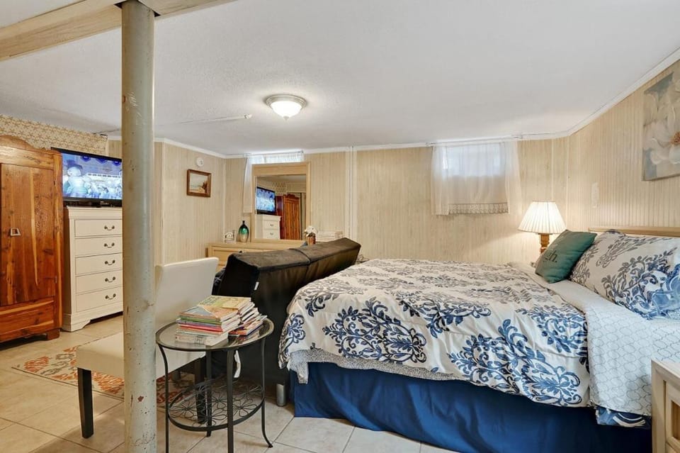 Super Cute & Cool Home with 65Inch TV 2Baths 4 Bedrooms 2King Beds BBQ Grill Fenced Backyard Villa in Ferndale