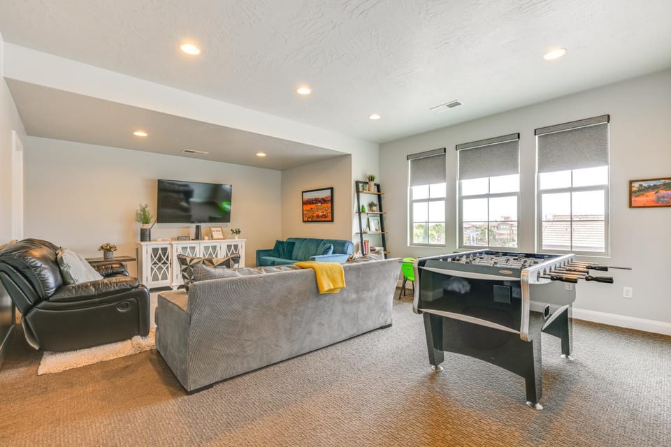 Hike, Bike and Swim Utah Family Home with Mtn Views! House in Washington