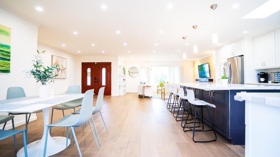 TV and multimedia, Kitchen or kitchenette, Living room, Seating area, Dining area
