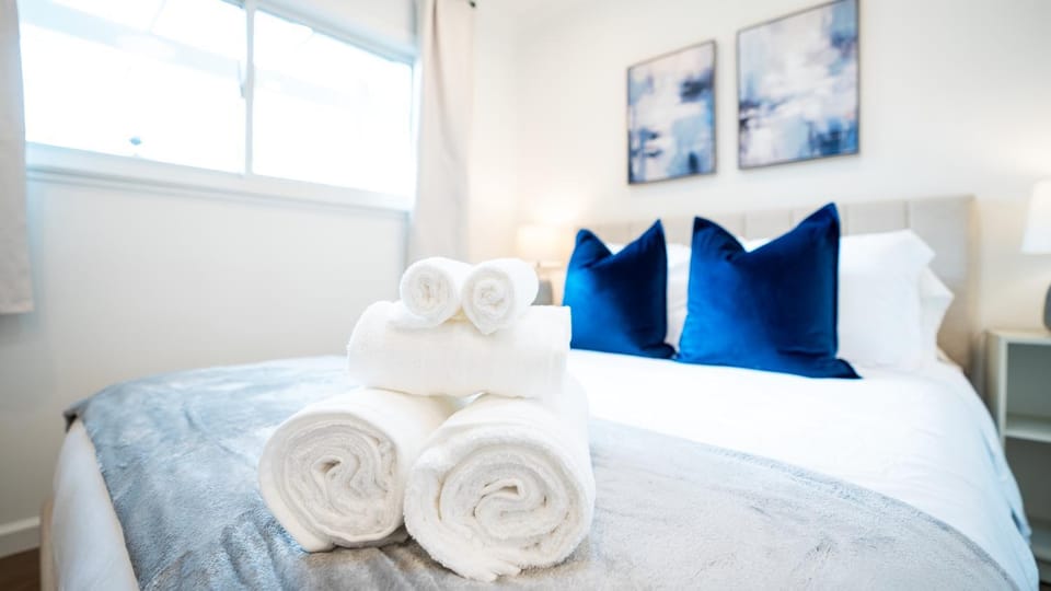 Bed, Bedroom, towels
