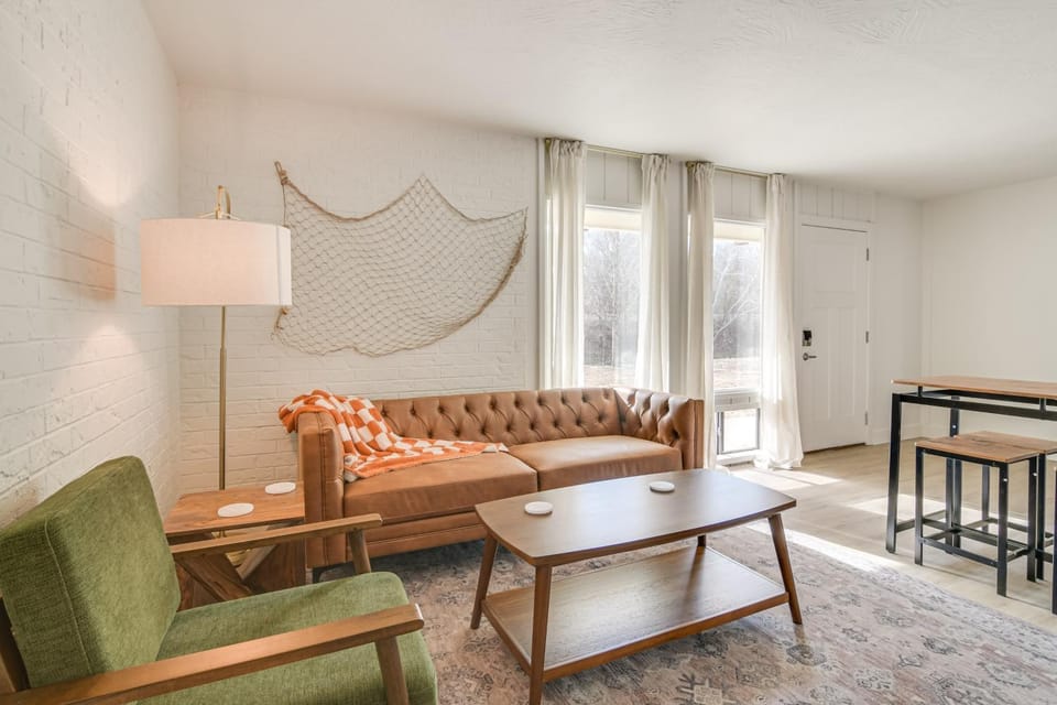 Walk to Branson Landing! Condo w/ Community Pools House in Branson