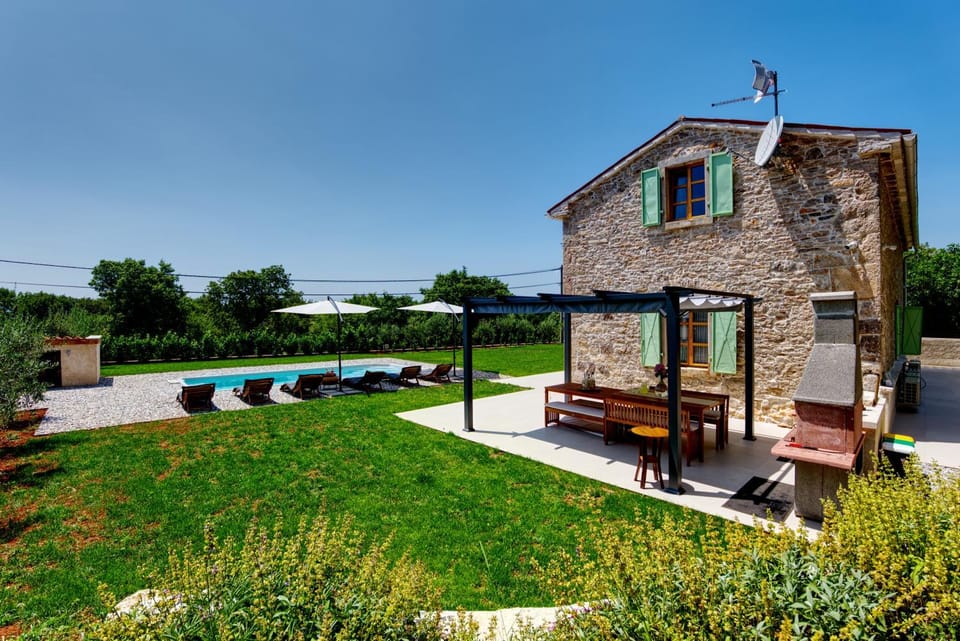 Property building, Natural landscape, BBQ facilities, Garden, Garden, Kitchen or kitchenette, Garden view, Swimming pool, sunbed