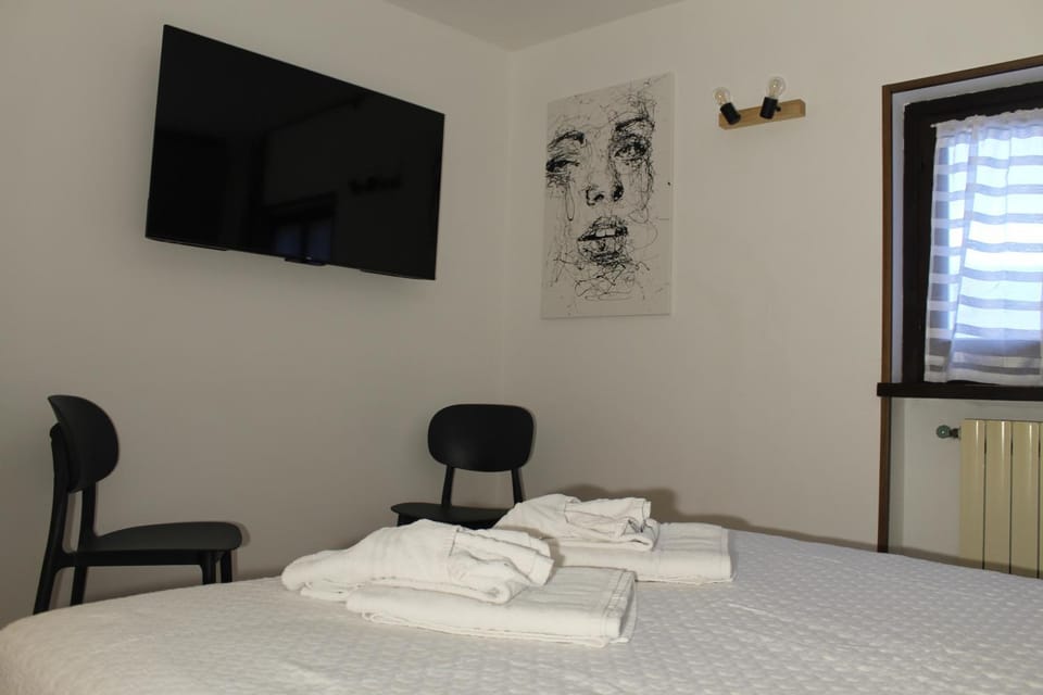 Bed, TV and multimedia, Photo of the whole room, Bedroom