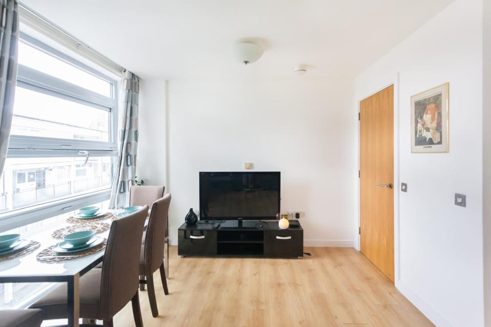 TV and multimedia, Living room, Seating area, Dining area