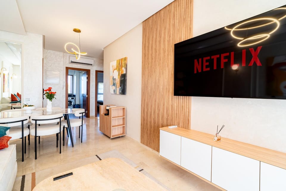 Communal lounge/ TV room, TV and multimedia, Living room, Seating area, Dining area, Evening entertainment