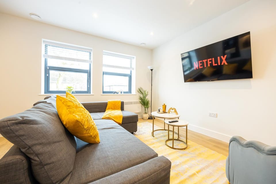 Modern 2 Bed near Wythenshawe Hospital and Manchester Airport With Parking Apartment in Manchester