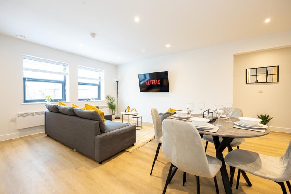 Modern 2 Bed near Wythenshawe Hospital and Manchester Airport With Parking Apartment in Manchester