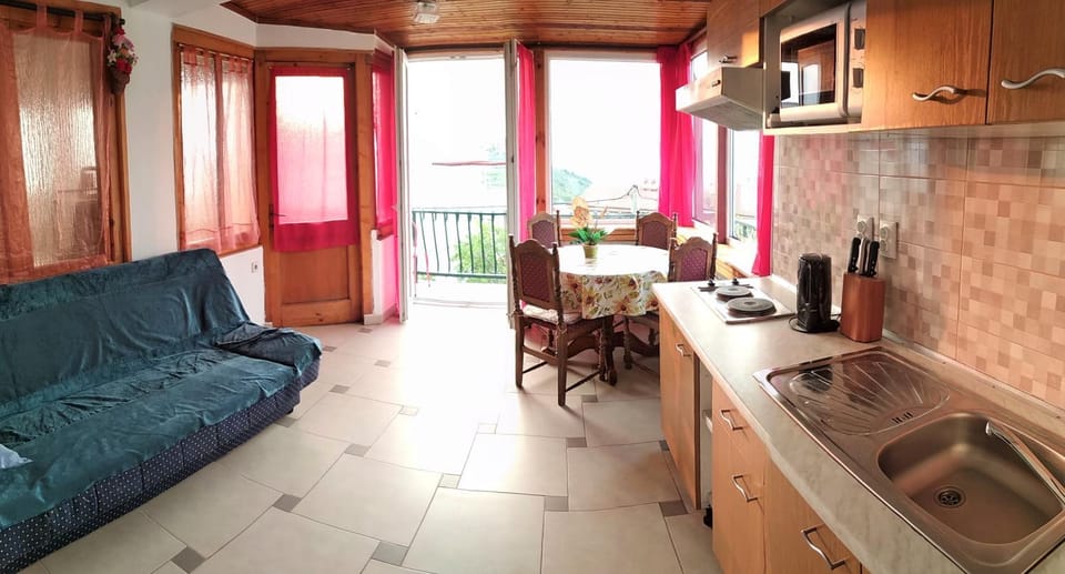 Coffee/tea facilities, Kitchen or kitchenette, Living room, Seating area, Dining area, stove