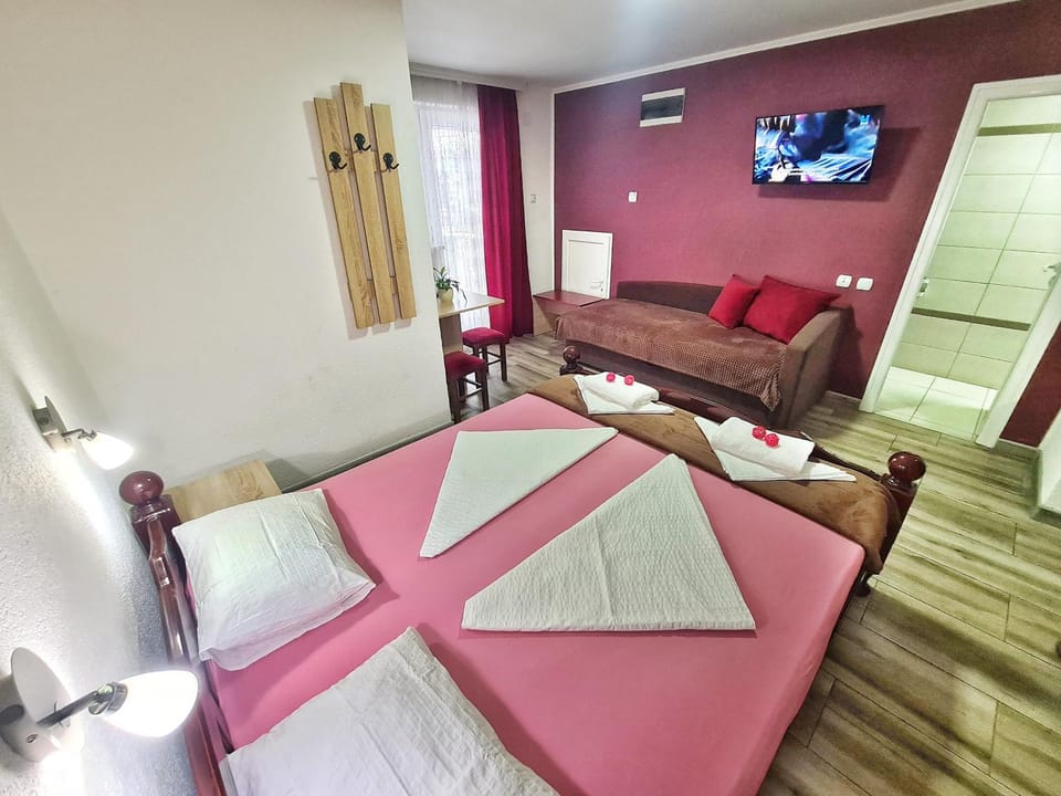 Bed, TV and multimedia, Living room, Photo of the whole room, Seating area, Bedroom, towels