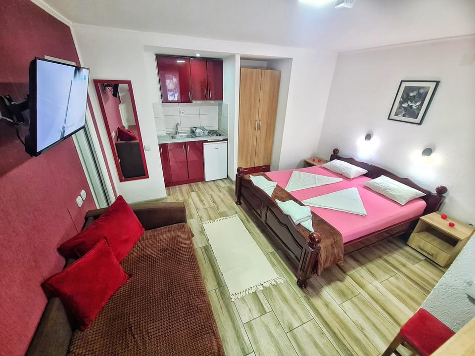 Bed, TV and multimedia, Kitchen or kitchenette, Photo of the whole room, Seating area, Bedroom, towels, wardrobe