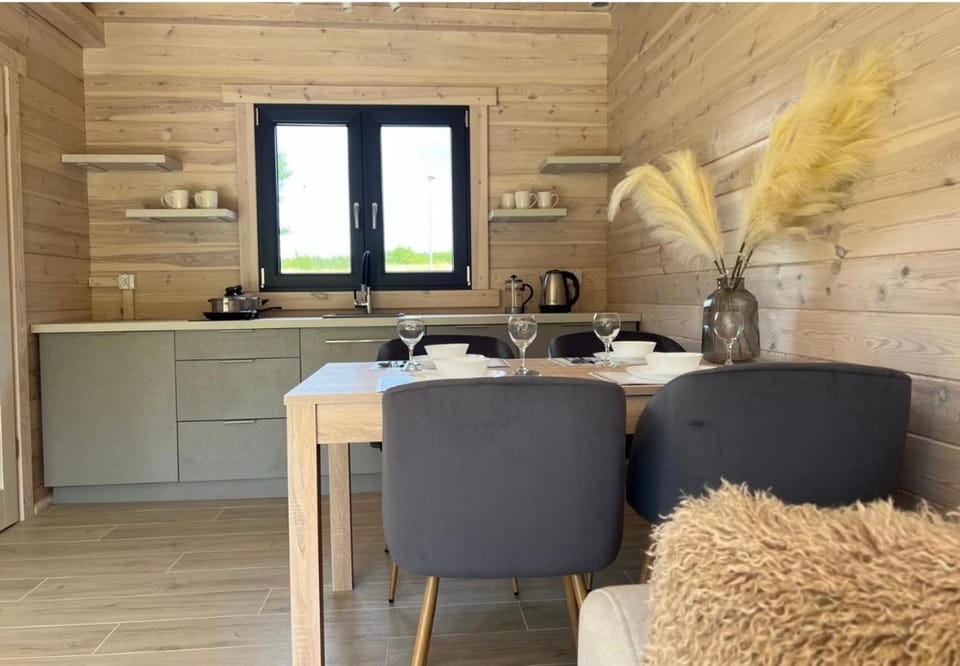 MOJA DEBINA LUX 2, dom z pokojem dziennym, dwiema sypialniami i widokiem na las, blisko plaży House in Pomeranian Voivodeship