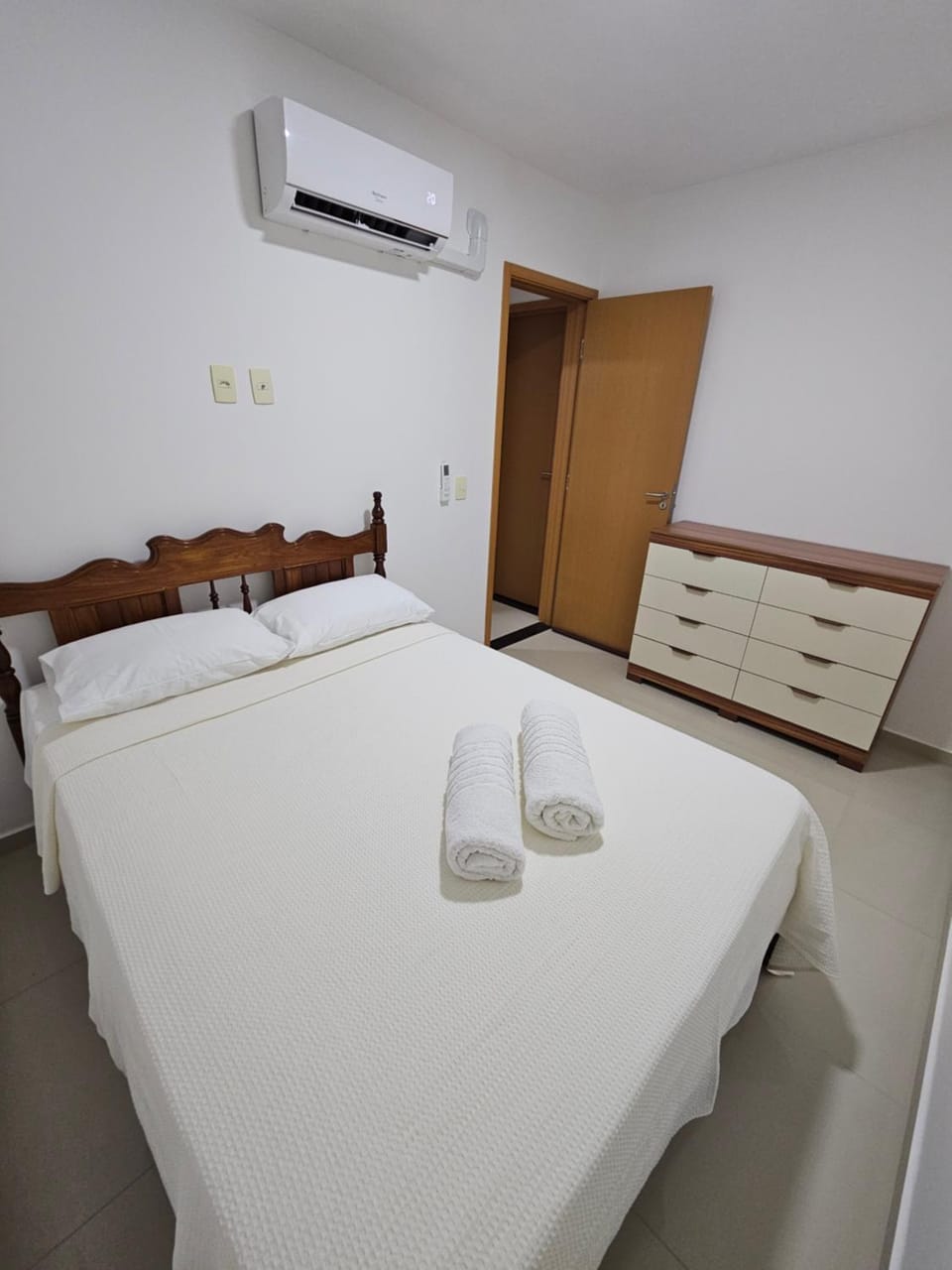 Bed, TV and multimedia, Photo of the whole room, Bedroom, locker, towels, air conditioner