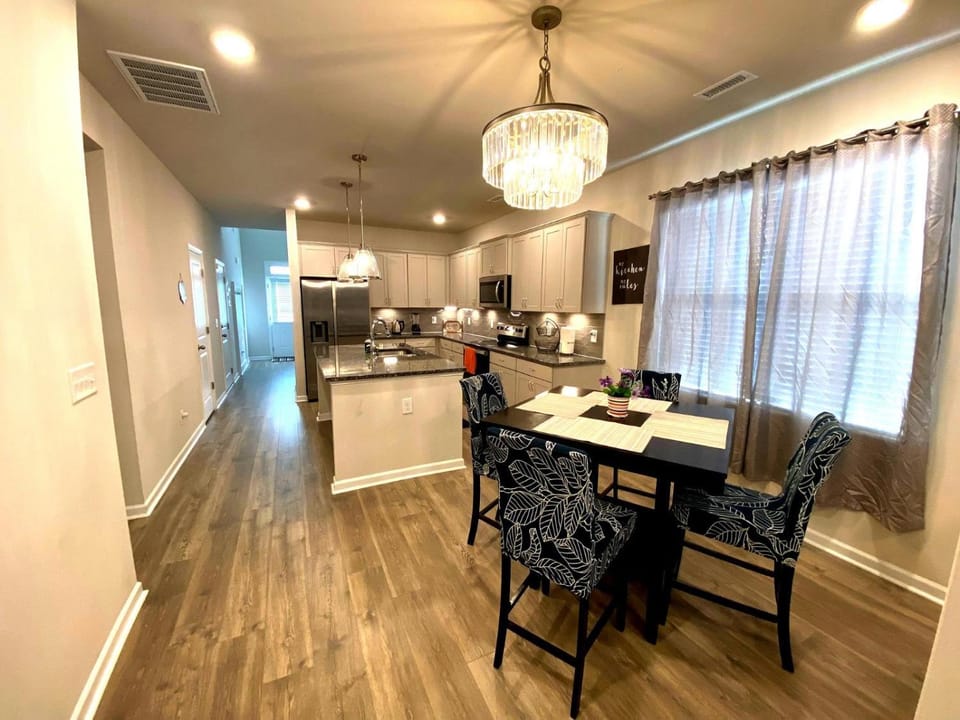 Kitchen or kitchenette, Dining area, oven, stove