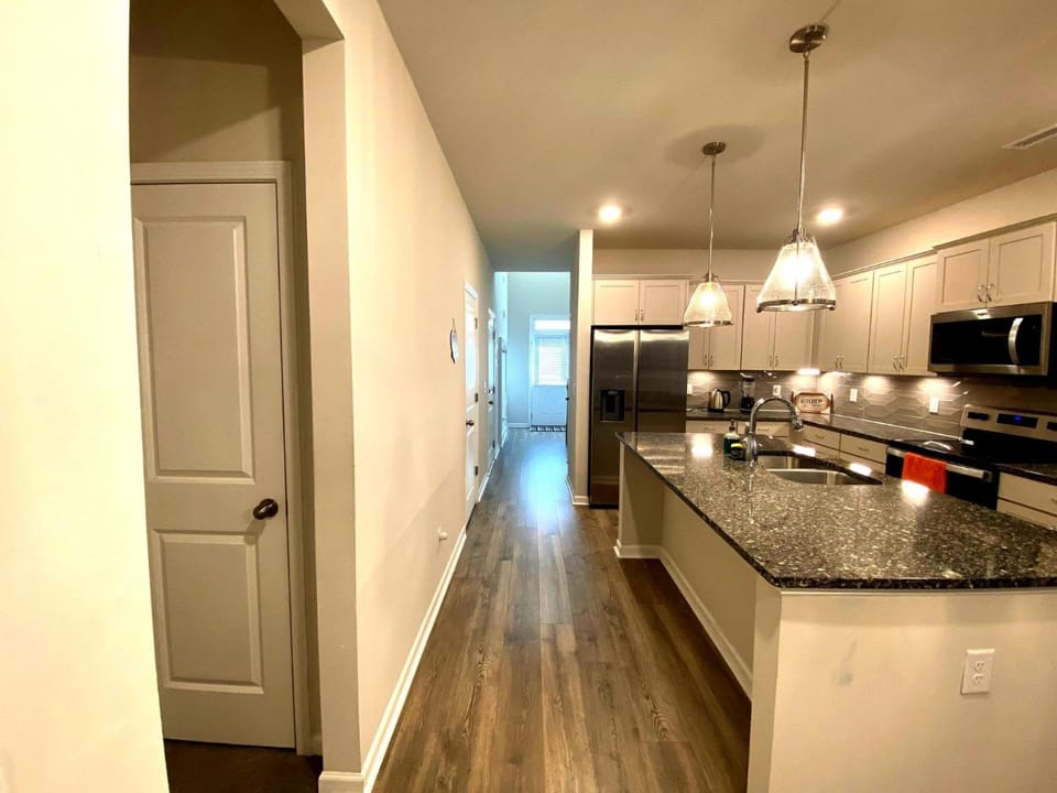 Kitchen or kitchenette, dishwasher, oven