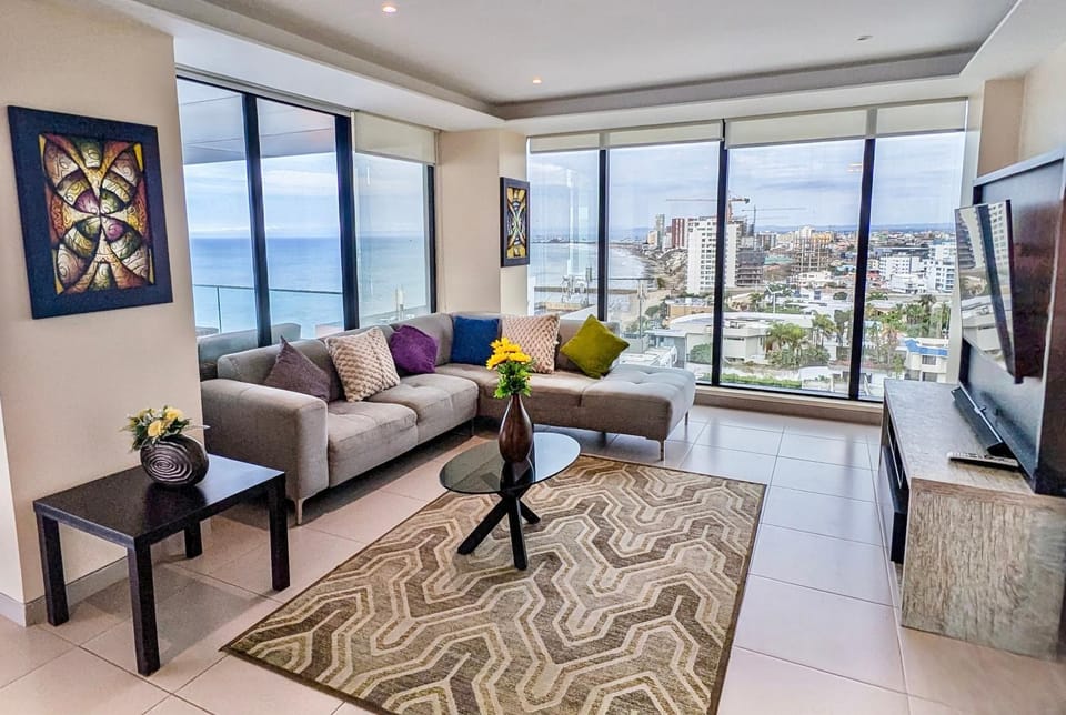 Communal lounge/ TV room, Natural landscape, TV and multimedia, Living room, Seating area, Evening entertainment, Sea view