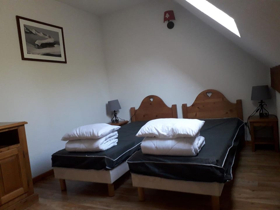 Duplex 8 pers à Super-Besse avec balcon - FR-1-814-44 Apartment in Besse-et-Saint-Anastaise