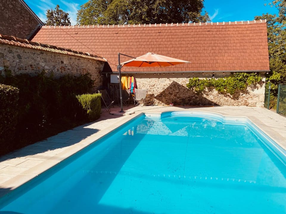 Gîte familial avec piscine partagée et jardin tranquille Country House in Auvergne-Rhône-Alpes