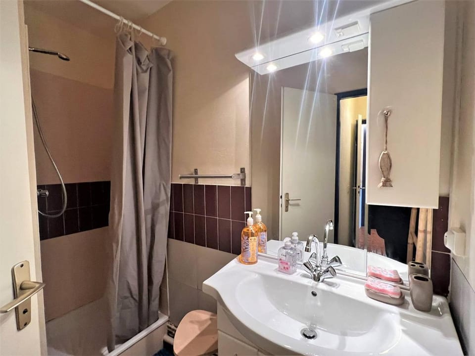 Studio Cabine Centre-Ville, Parking & Animaux Acceptés - FR-1-307-274 Cabin in La Grande-Motte
