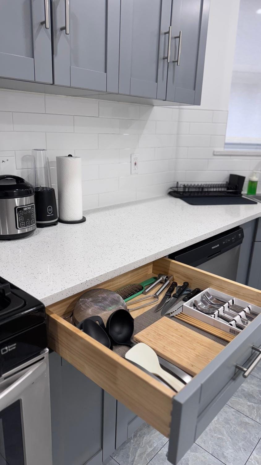 Coffee/tea facilities, Kitchen or kitchenette, dishwasher, toaster