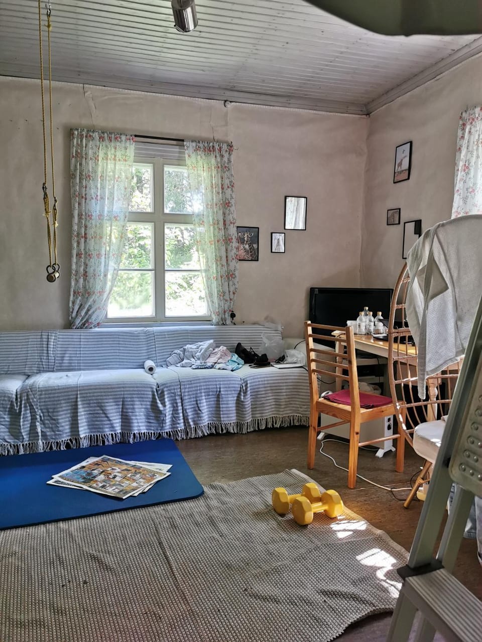 Bed, TV and multimedia, Living room, Photo of the whole room, Seating area, Bedroom