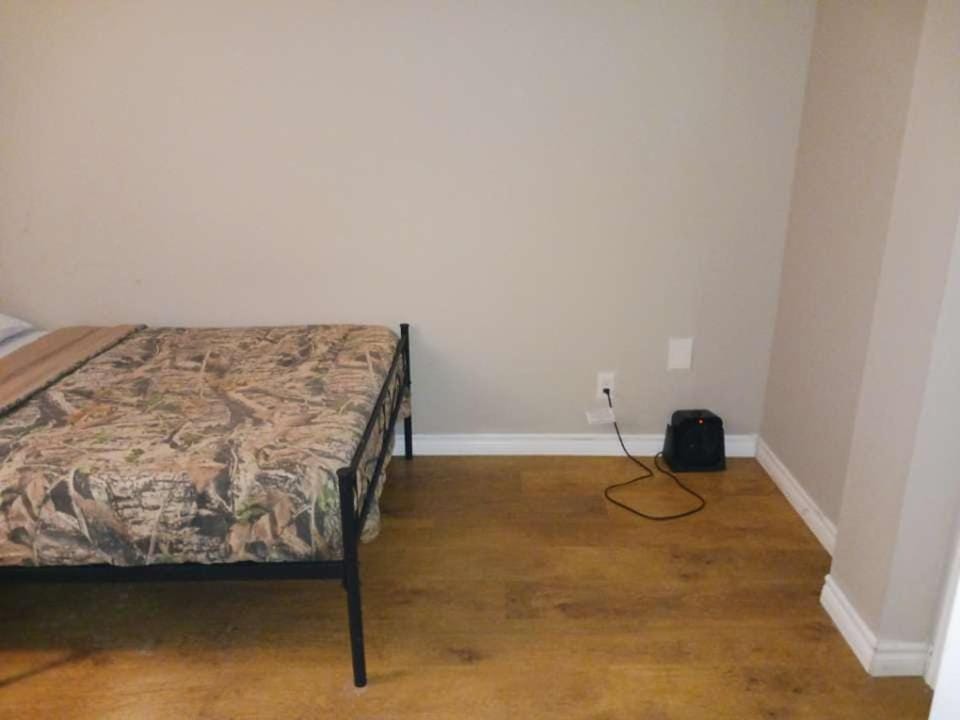CheapSleep Room Near Kitchener Airport- 24X7 Checkin Vacation rental in Kitchener