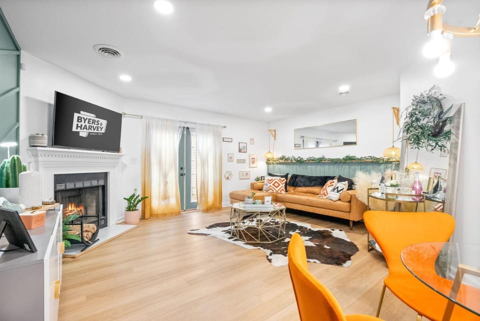 TV and multimedia, Living room, Seating area, Dining area