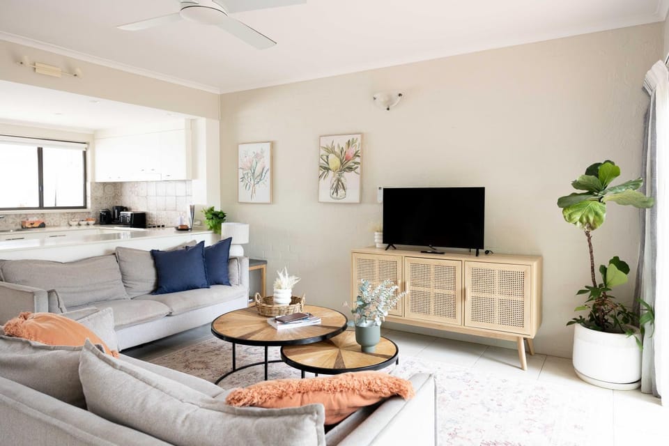 Spacious Noosa Parade villa walking distance to Hastings St and Main Beach Apartment in Noosa Heads