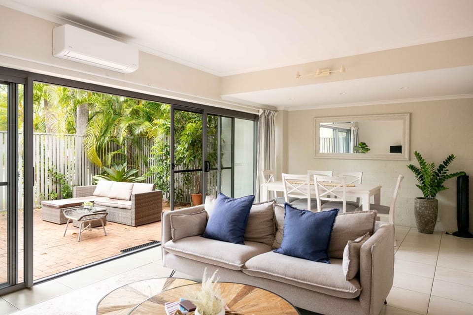 Spacious Noosa Parade villa walking distance to Hastings St and Main Beach Apartment in Noosa Heads