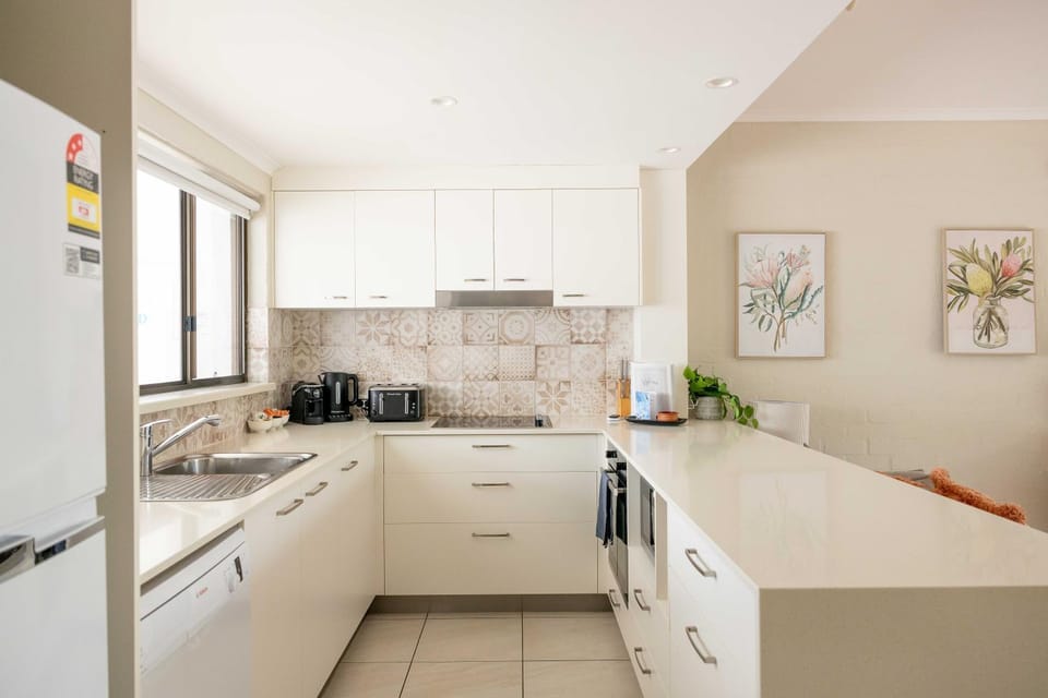 Spacious Noosa Parade villa walking distance to Hastings St and Main Beach Apartment in Noosa Heads