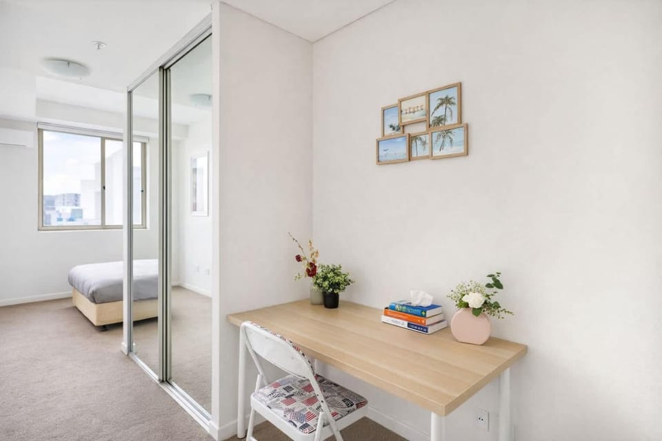 Bright & Spacious Apartment with Private Balcony Apartment in Mascot