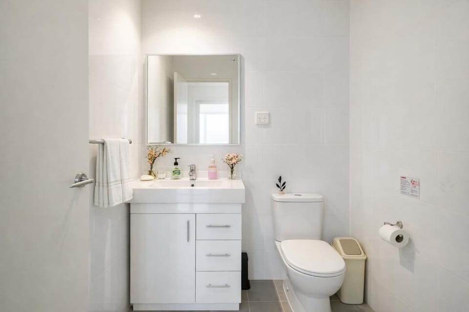 Bright & Spacious Apartment with Private Balcony Apartment in Mascot