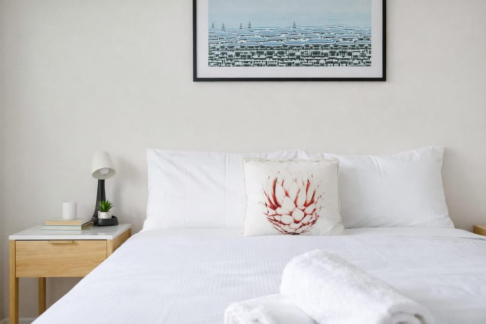 Bright & Spacious Apartment with Private Balcony Apartment in Mascot