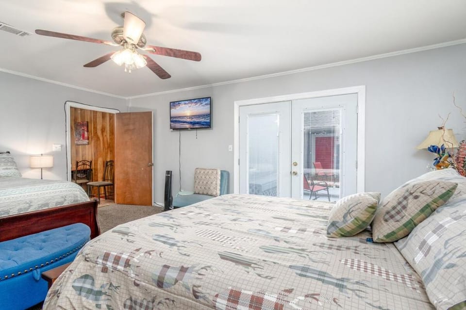 Bed, TV and multimedia, Bedroom