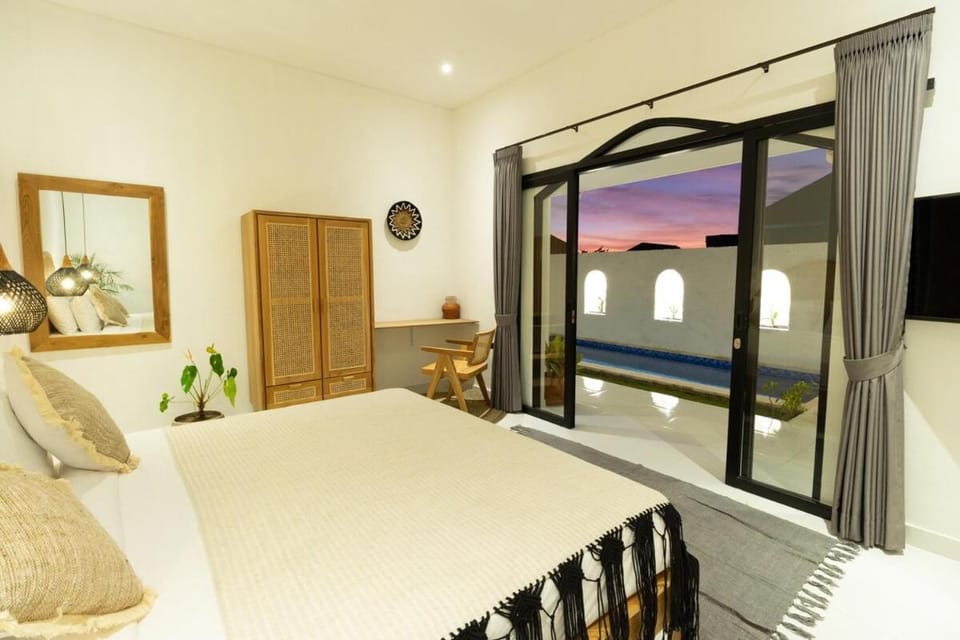 Bed, Natural landscape, TV and multimedia, Photo of the whole room, Bedroom