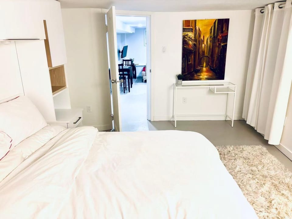 Private Suite With Spacious Yard House in Vancouver