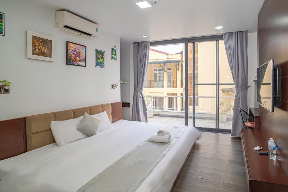 Bed, TV and multimedia, Photo of the whole room, Bedroom, towels, air conditioner