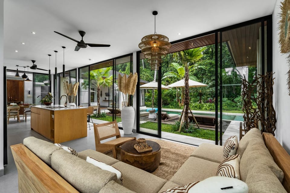 View (from property/room), Living room, Pool view