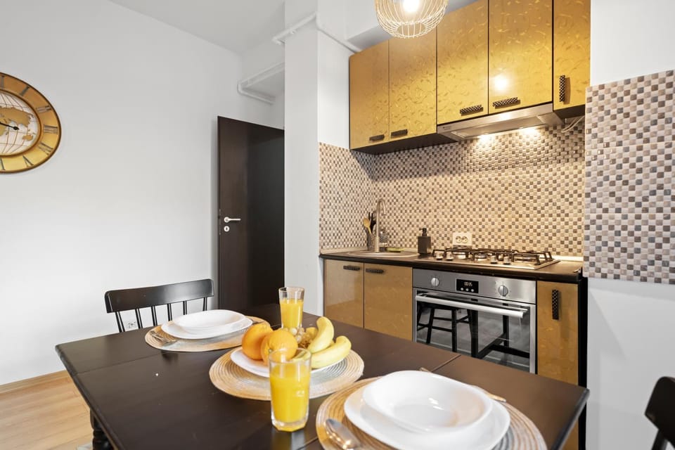 Kitchen or kitchenette, Dining area, stove