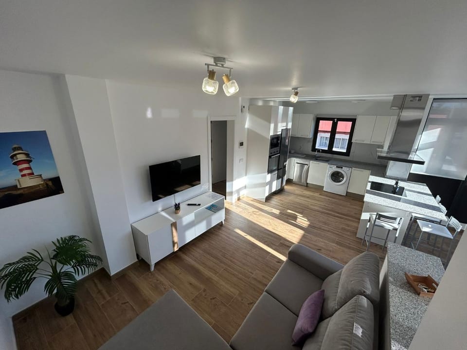 Kitchen or kitchenette, Living room, washing machine