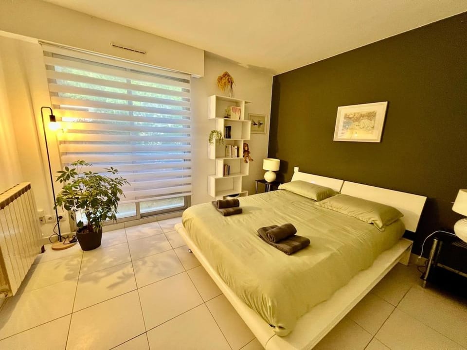 Grand T2 lumineux, avec vue et piscine Apartment in Toulon