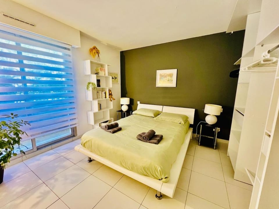 Grand T2 lumineux, avec vue et piscine Apartment in Toulon