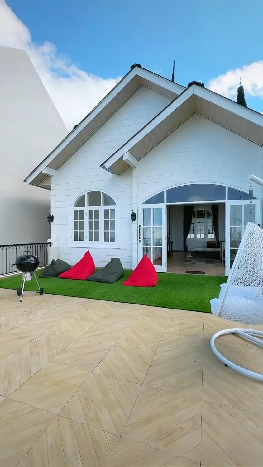 View (from property/room), Balcony/Terrace, Seating area, Garden view