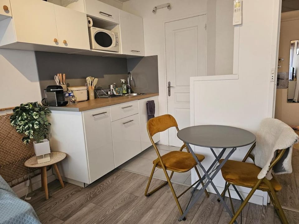 Kitchen or kitchenette, Dining area, stove, toaster
