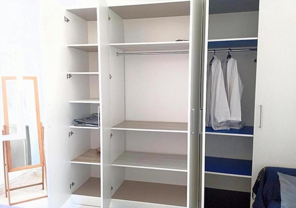 Bedroom, towels, wardrobe
