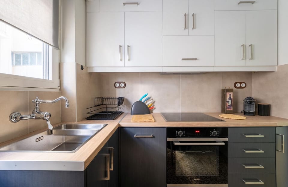 Coffee/tea facilities, Kitchen or kitchenette, stove, toaster