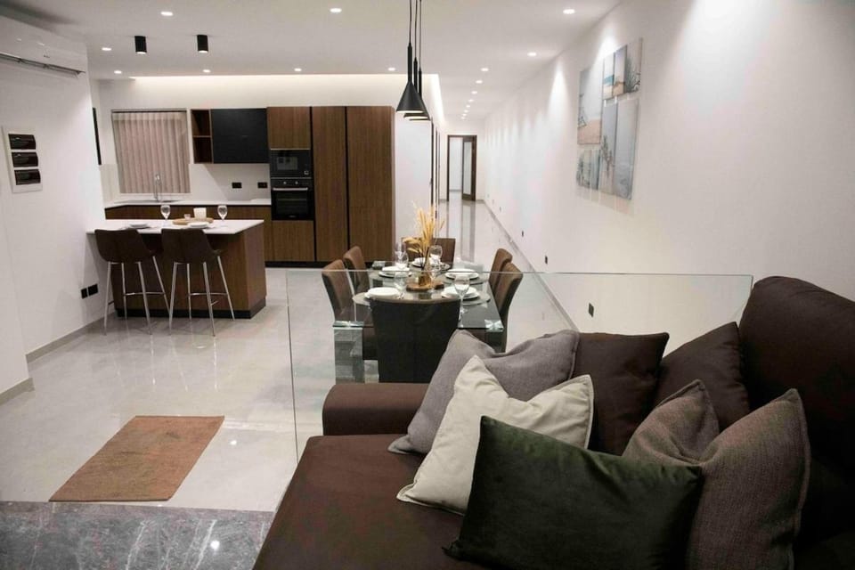 Flat 1, Large 3 bedroom Apartment, near Beaches and Countryside, Sleeps 11 Apartment in Saint Paul's Bay