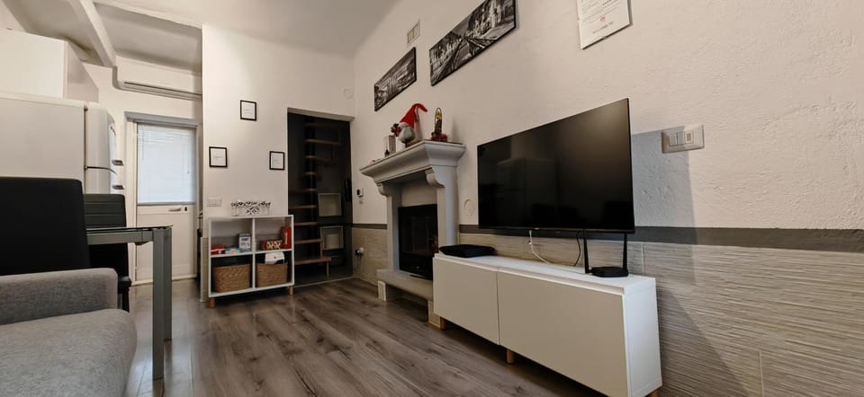 TV and multimedia, Kitchen or kitchenette, Living room, air conditioner