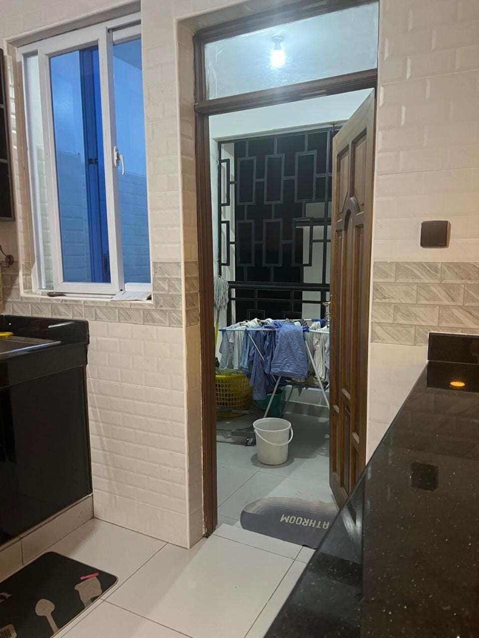 Cosy 3 Bedroom apartment with pool, AC, washing machine, hot water n near mall Apartment in Mombasa