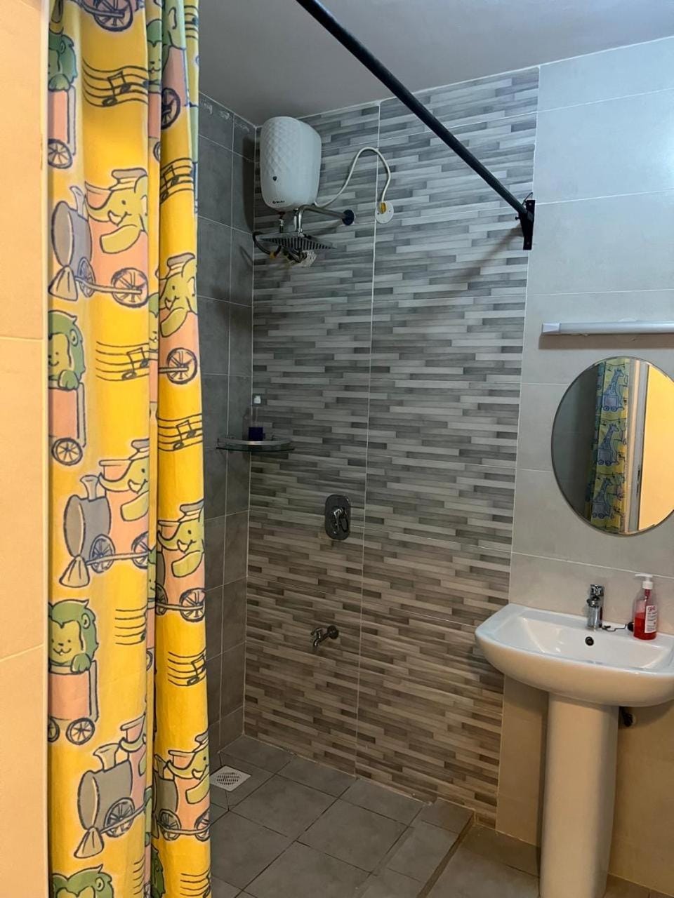 Cosy 3 Bedroom apartment with pool, AC, washing machine, hot water n near mall Apartment in Mombasa